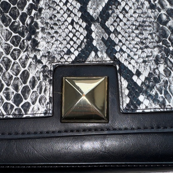 Neiman Marcus- Chic Black and Gray Snake Print Women's Bag - Picture 3 of 12